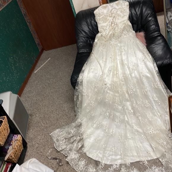 Wedding dress - Picture 8 of 11